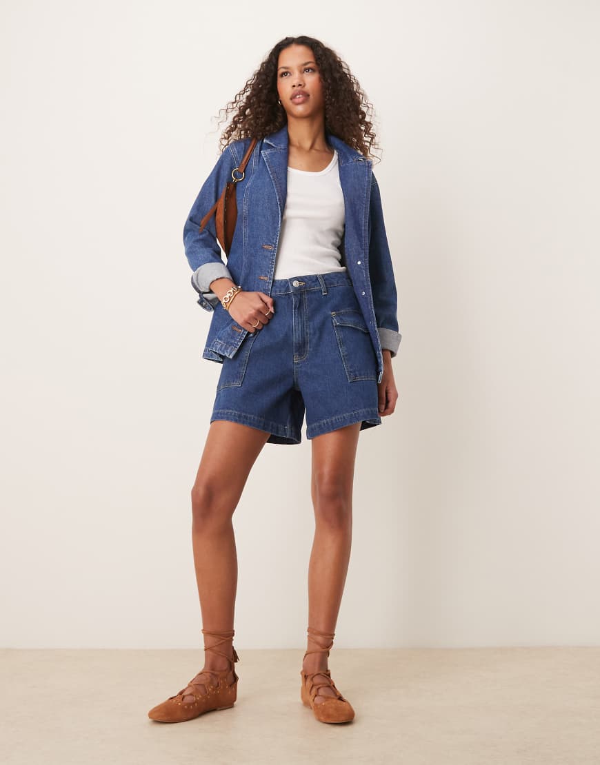 ASOS DESIGN - Dad-Shorts aus Denim in Mittelblau mit Taschen von ASOS DESIGN