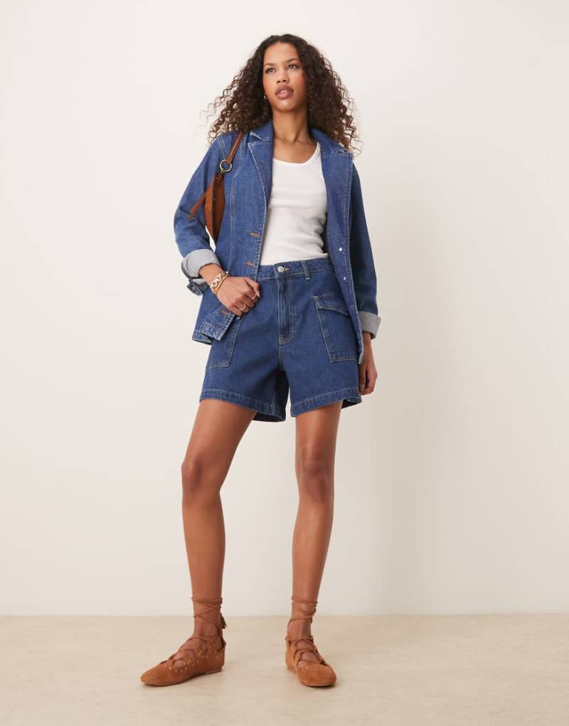 ASOS DESIGN - Dad-Shorts aus Denim in Mittelblau mit Taschen von ASOS DESIGN