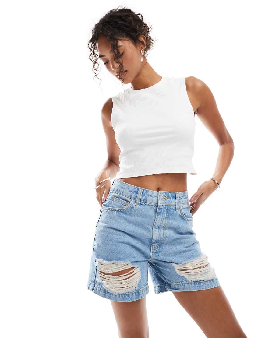 ASOS DESIGN - Dad-Shorts aus Denim in heller Waschung mit Rissen-Blau von ASOS DESIGN