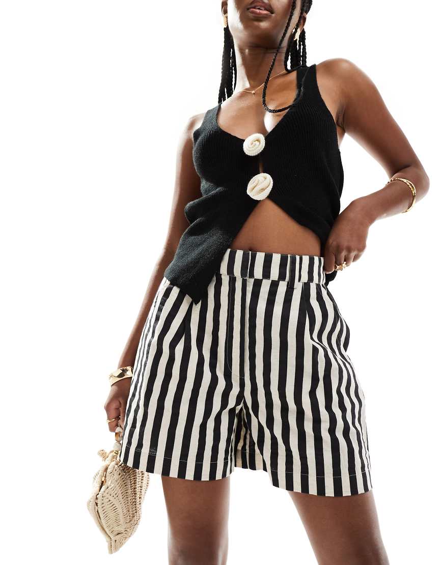 ASOS DESIGN - Dad-Shorts mit Leinen in Schwarz-Weiß gestreift, Kombiteil-Bunt ASOS DESIGN - Dad-Shorts mit Leinen in Schwarz-Weiß gestreift, Kombiteil-Bunt von ASOS DESIGN