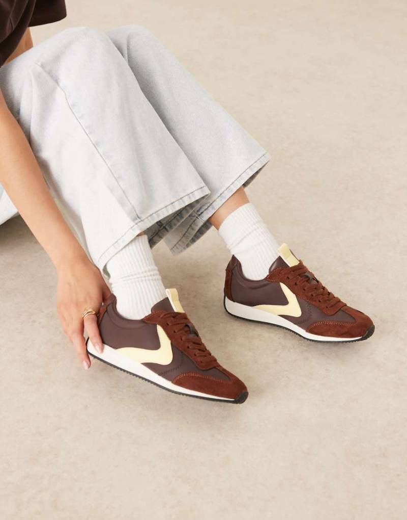 ASOS DESIGN - Daily - Laufschuhe zum Schnüren in Braun und Gelb-Bunt von ASOS DESIGN