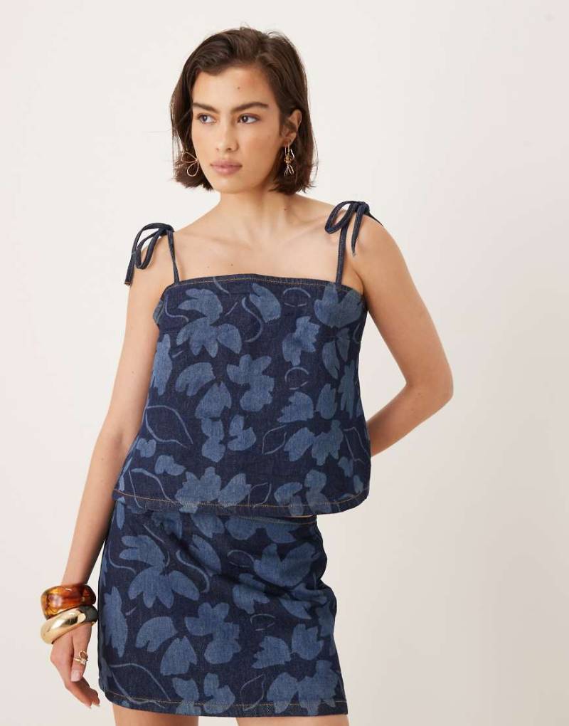 ASOS DESIGN - Denim-Camisole in Indigoblau mit gebundenen Trägern und floralem Laser-Muster, Kombiteil ASOS DESIGN - Denim-Camisole in Indigoblau mit gebundenen Trägern und floralem Laser-Muster, Kombiteil von ASOS DESIGN