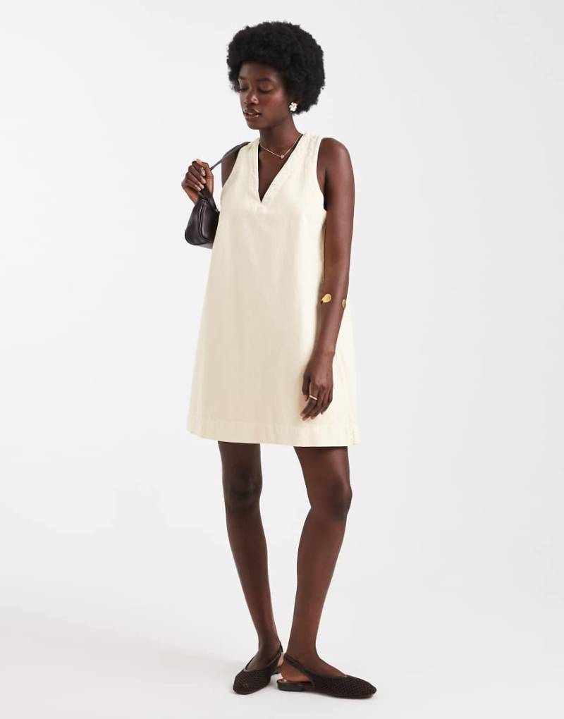 ASOS DESIGN - Denim-Etuikleid mit V-Ausschnitt in Buttermilch-Gelb von ASOS DESIGN