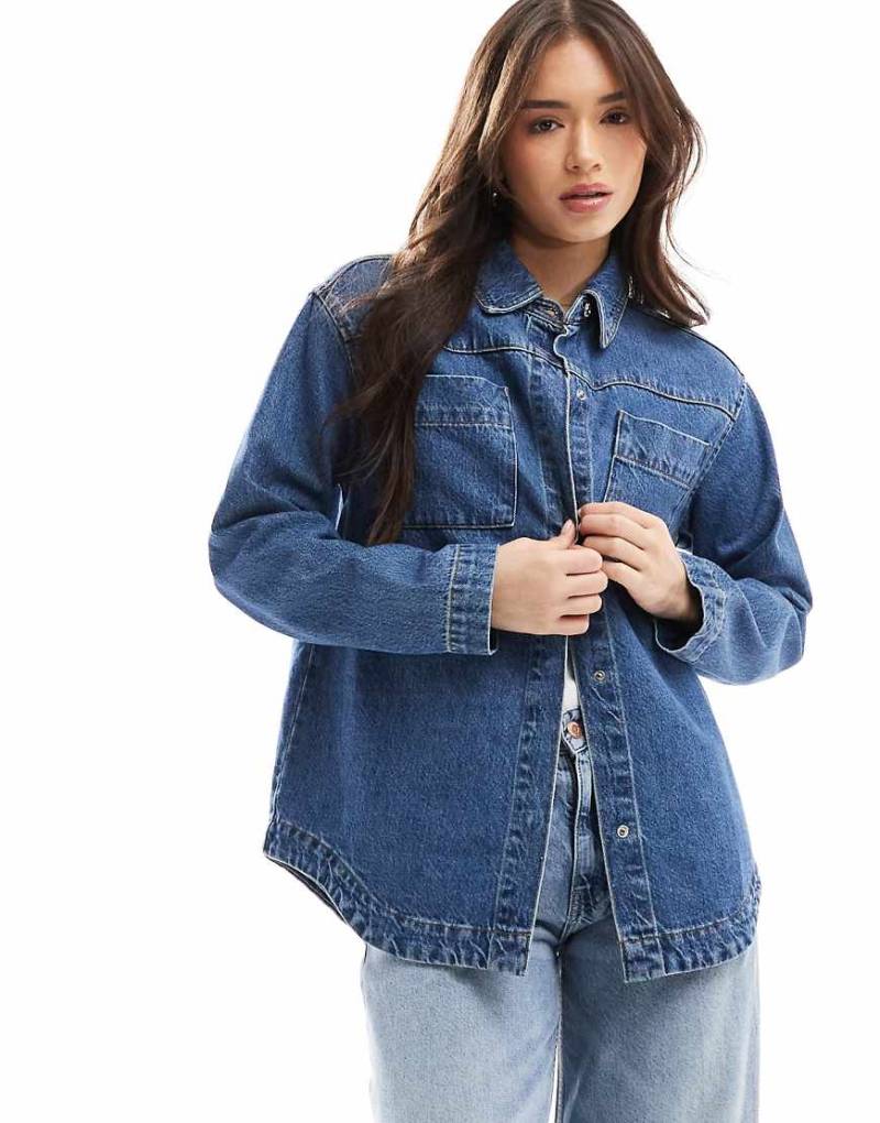 ASOS DESIGN - Denim-Hemdjacke in verwaschenem Mittelblau von ASOS DESIGN