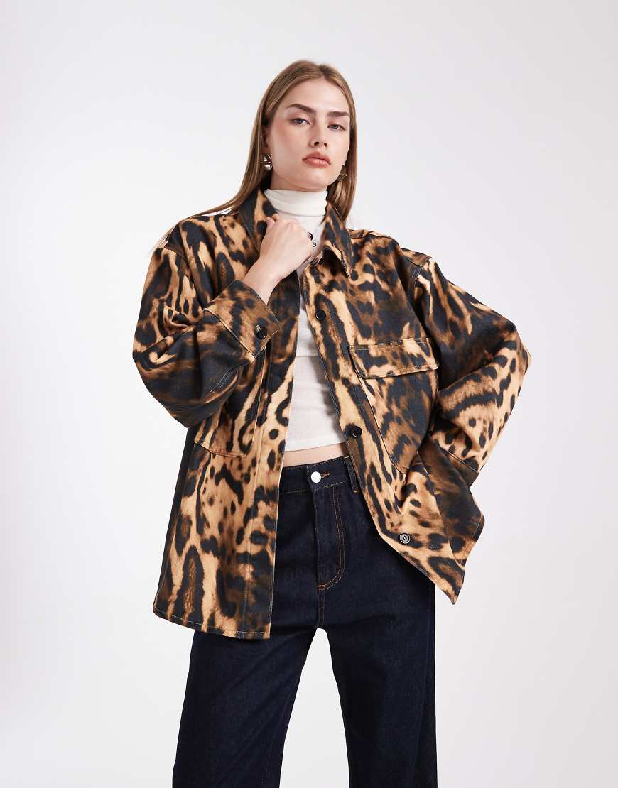 ASOS DESIGN - Denim-Hemdjacke mit Animal-Print, Kombiteil-Bunt ASOS DESIGN - Denim-Hemdjacke mit Animal-Print, Kombiteil-Bunt von ASOS DESIGN