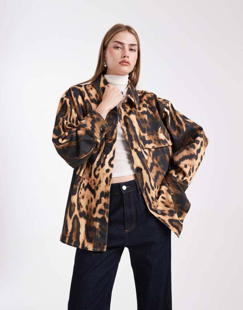 ASOS DESIGN - Denim-Hemdjacke mit Animal-Print, Kombiteil-Bunt von ASOS DESIGN