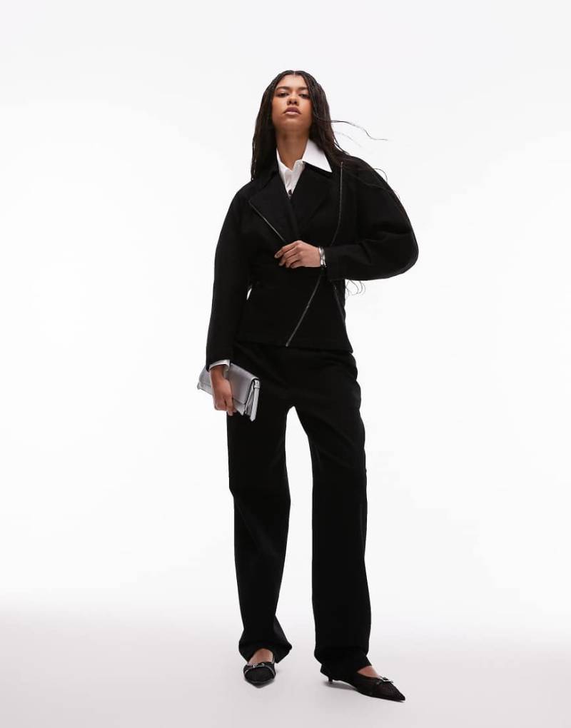 ASOS DESIGN - Denim-Hose mit schmal geschnittenem Bein in Schwarz mit Metall-Details von ASOS DESIGN