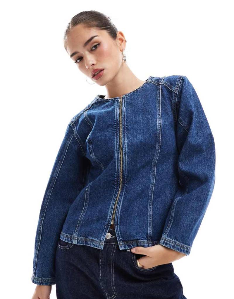 ASOS DESIGN - Denim-Jacke in Indigoblau mit geraffter Taille von ASOS DESIGN