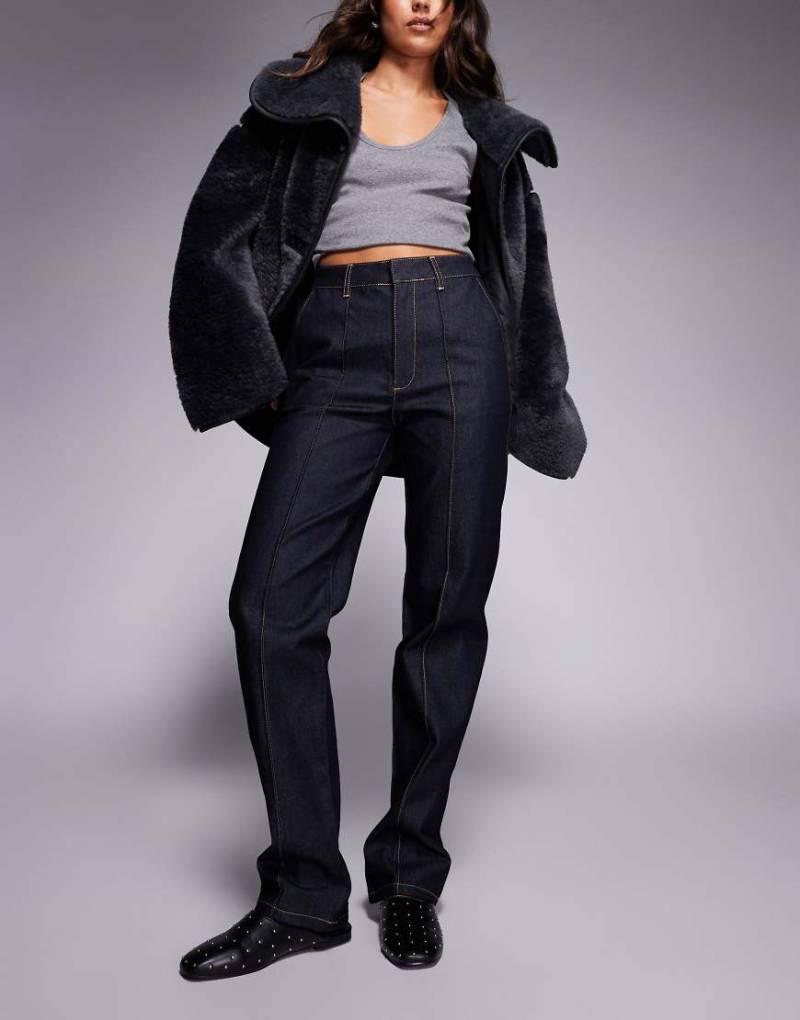ASOS DESIGN - Denim-Jeans im Slim Fit in tintenblauer Waschung von ASOS DESIGN