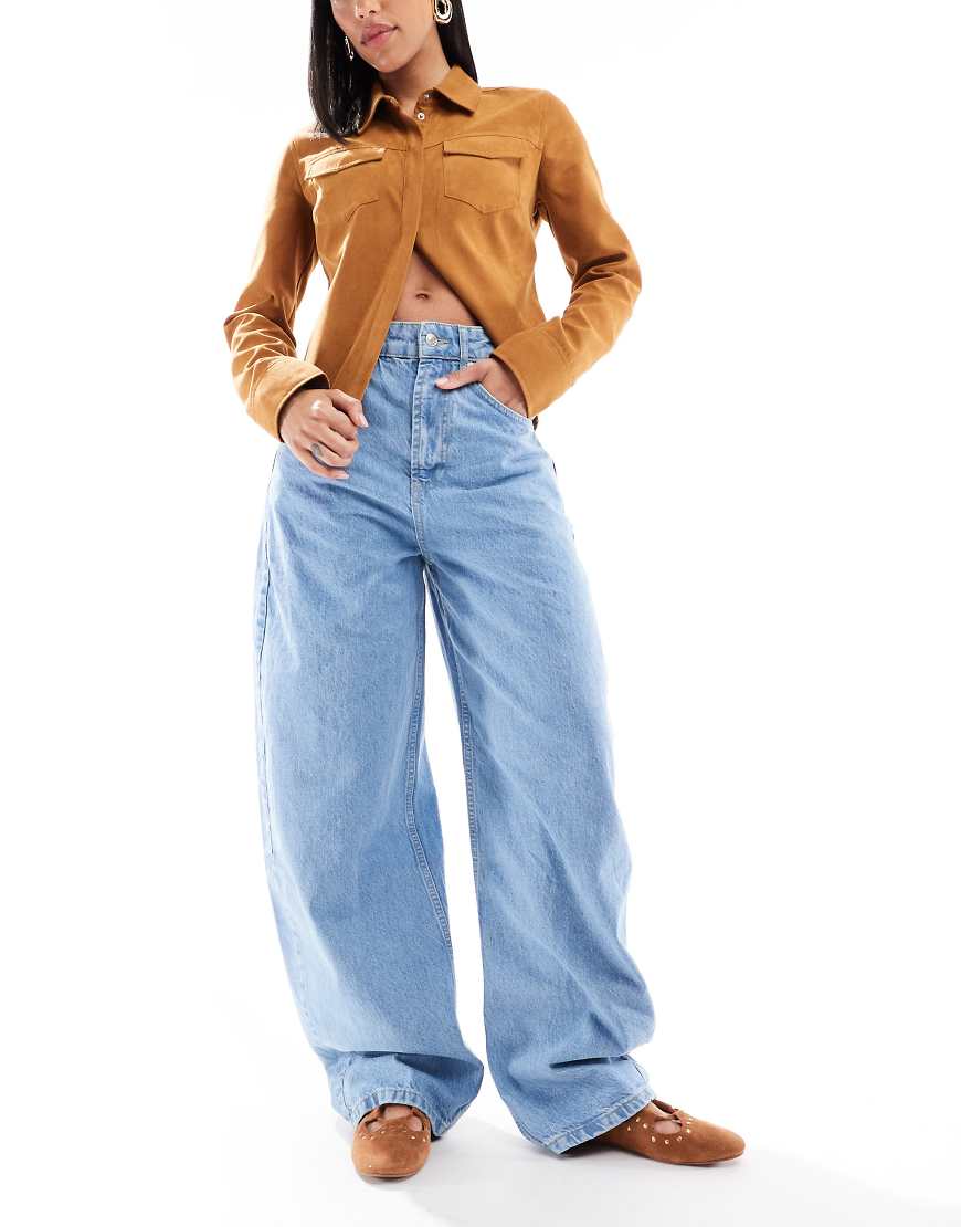 ASOS DESIGN - Jeans in heller Waschung mit hohem Bund und abgerundetem Beinschnitt-Blau von ASOS DESIGN