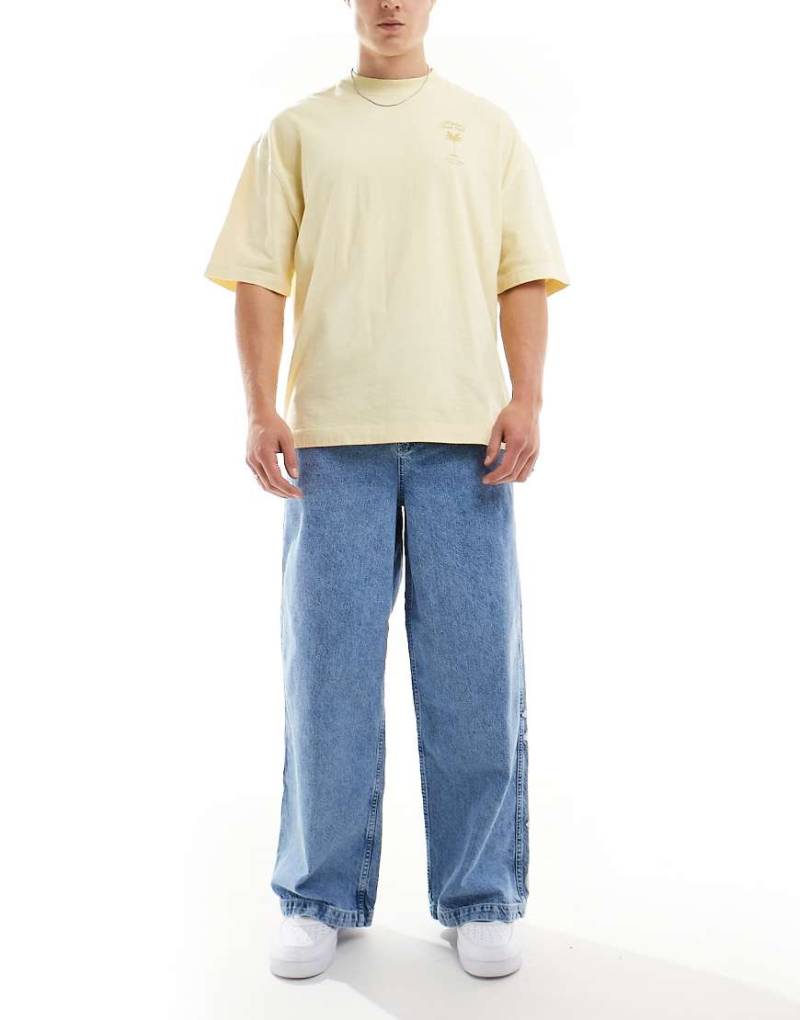 ASOS DESIGN - Superweite Jeans in mittelblauer Waschung mit Farbstich und „ADS"-Logo von ASOS DESIGN