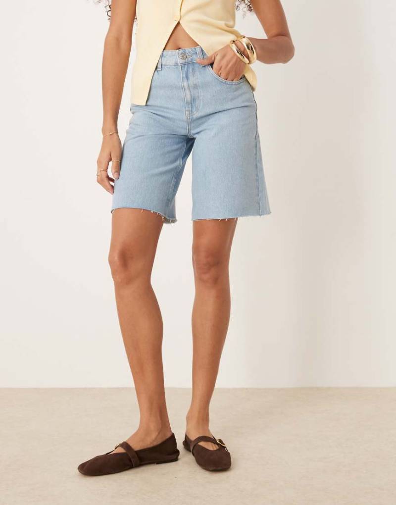 ASOS DESIGN - Denim-Jorts in heller Waschung mit offenem Saum-Blau von ASOS DESIGN