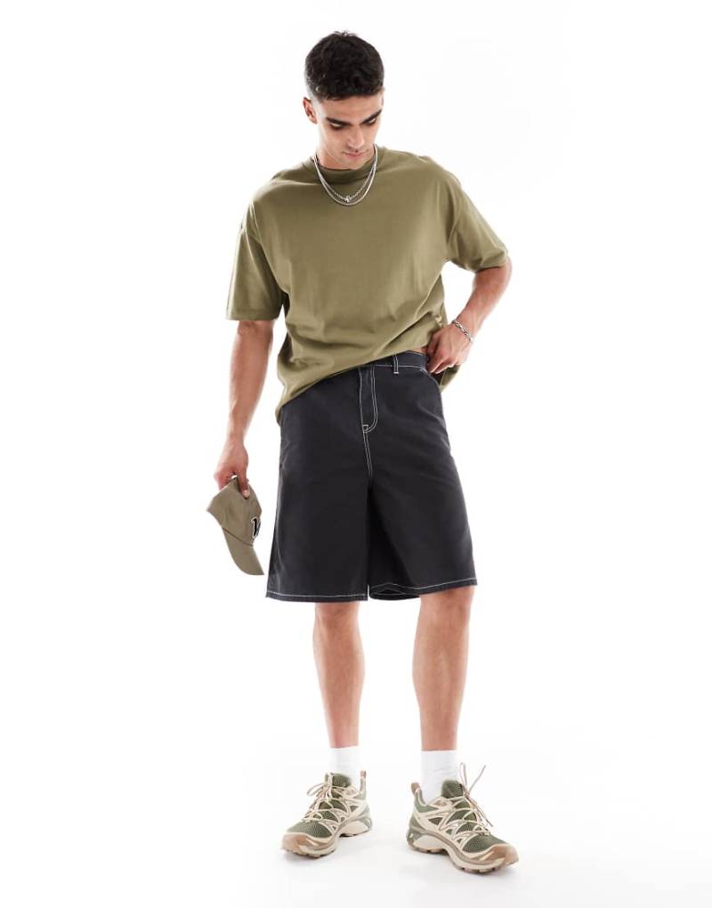 ASOS DESIGN - Denim-Jorts in verwaschenem Schwarz mit bestickten Gesäßtaschen von ASOS DESIGN