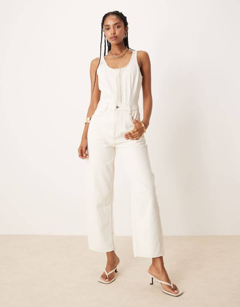 ASOS DESIGN - Denim-Jumpsuit in Ecru mit Barrel-Schnitt-Weiß von ASOS DESIGN