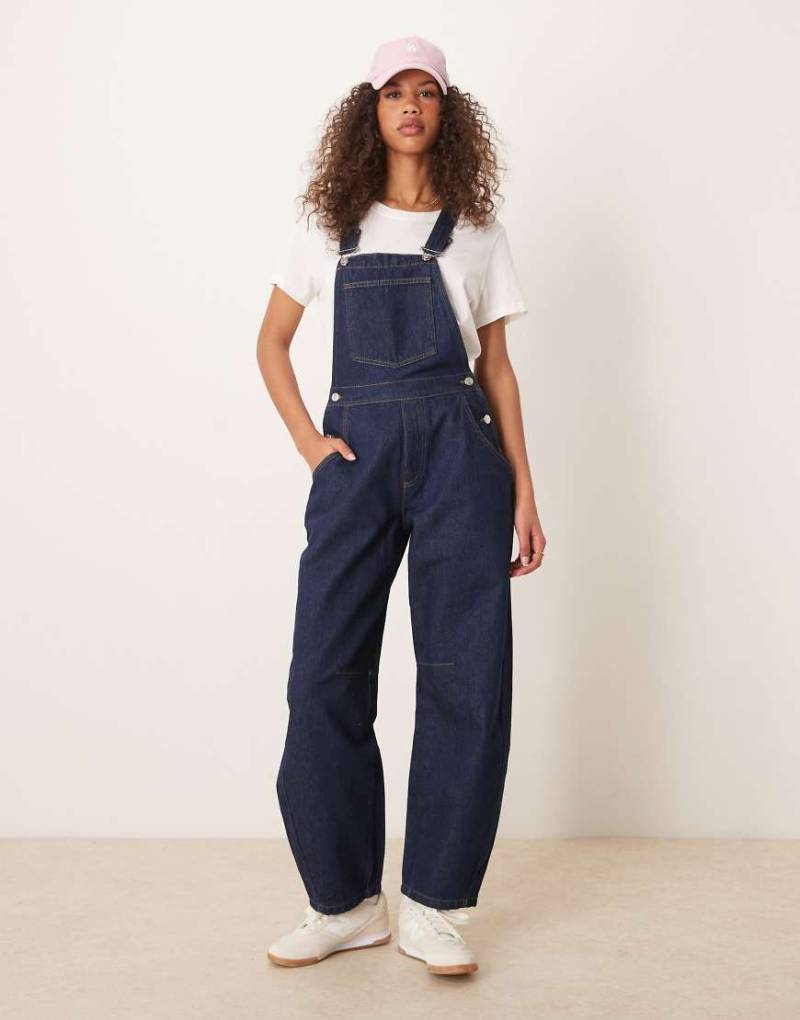 ASOS DESIGN - Denim-Latzhose in Indigoblau mit abgerundetem Beinschnitt-Marineblau von ASOS DESIGN