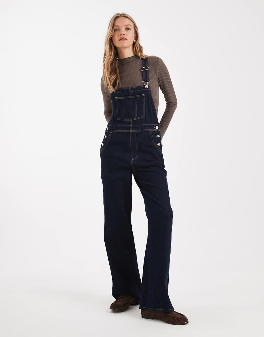 ASOS DESIGN - Denim-Latzhose in Rinse-Waschung-Blau von ASOS DESIGN