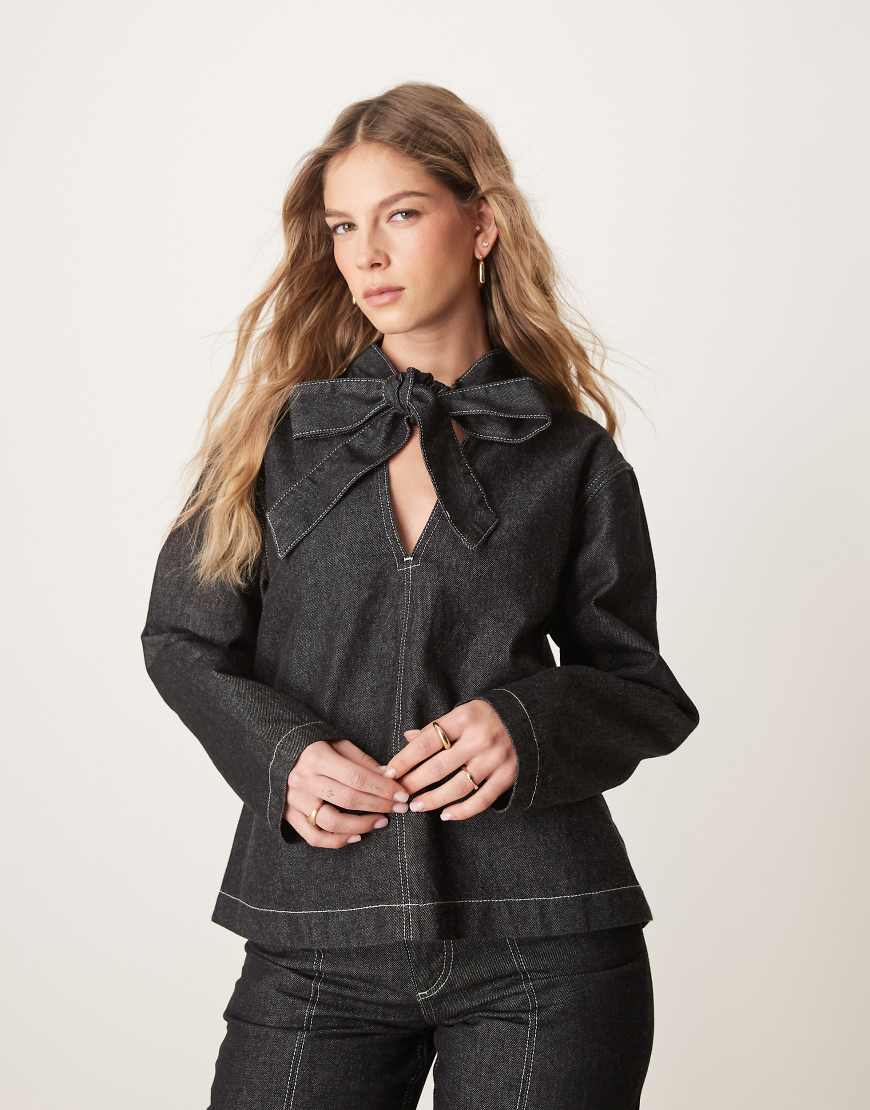ASOS DESIGN - Denim-Oberteil in Schwarz mit V-Ausschnitt und Bindedetail am Ausschnitt von ASOS DESIGN