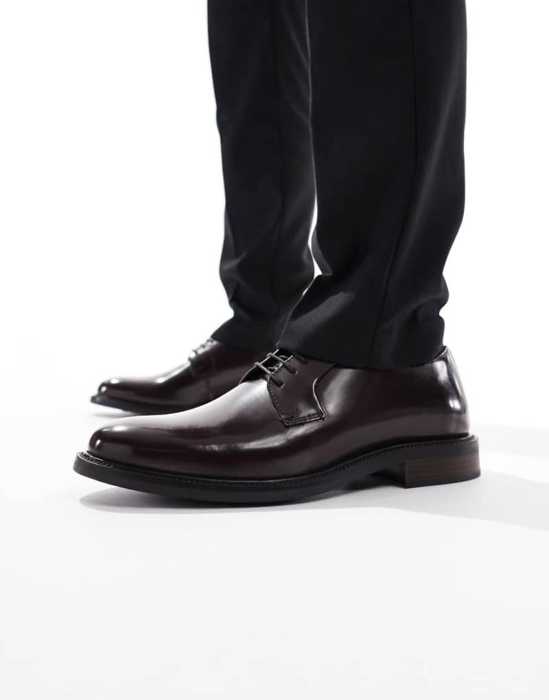 ASOS DESIGN - Derby-Schnürschuhe aus Leder in Burgunderrot von ASOS DESIGN