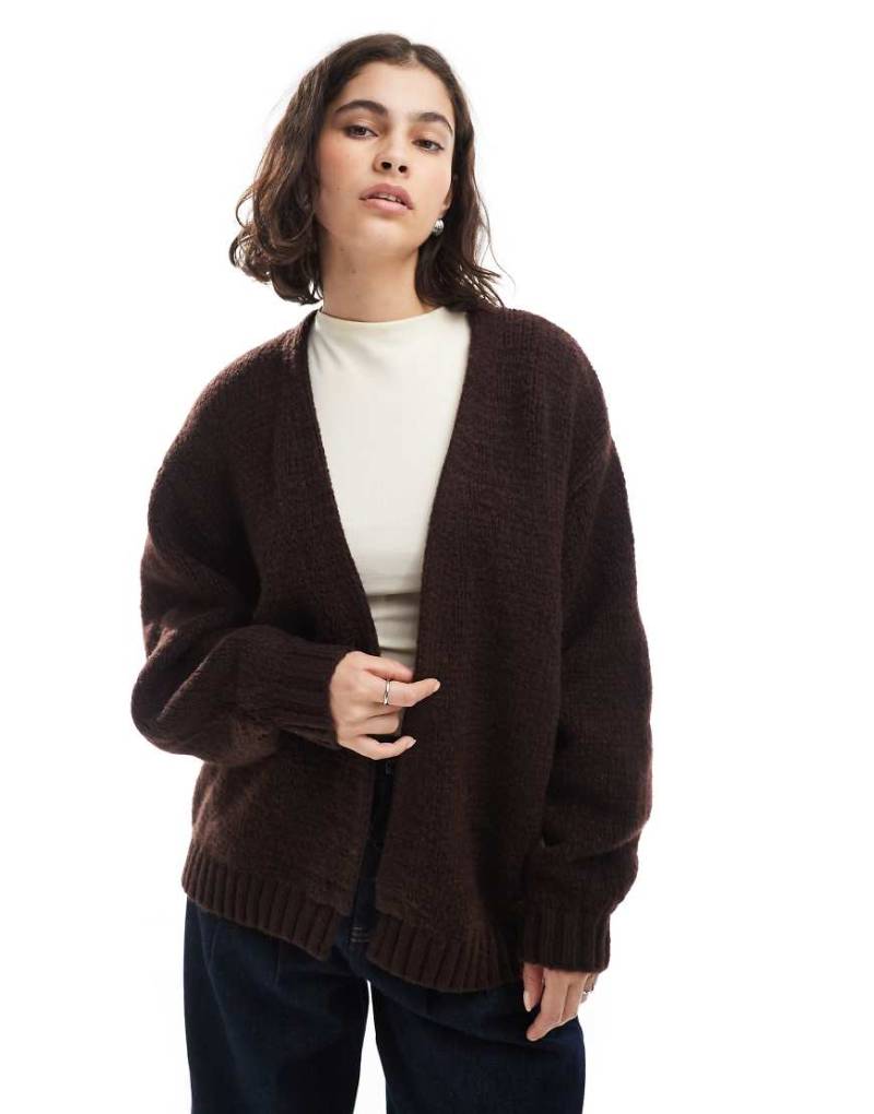 ASOS DESIGN - Dicke, offene Oversize-Strickjacke in Schokobraun von ASOS DESIGN