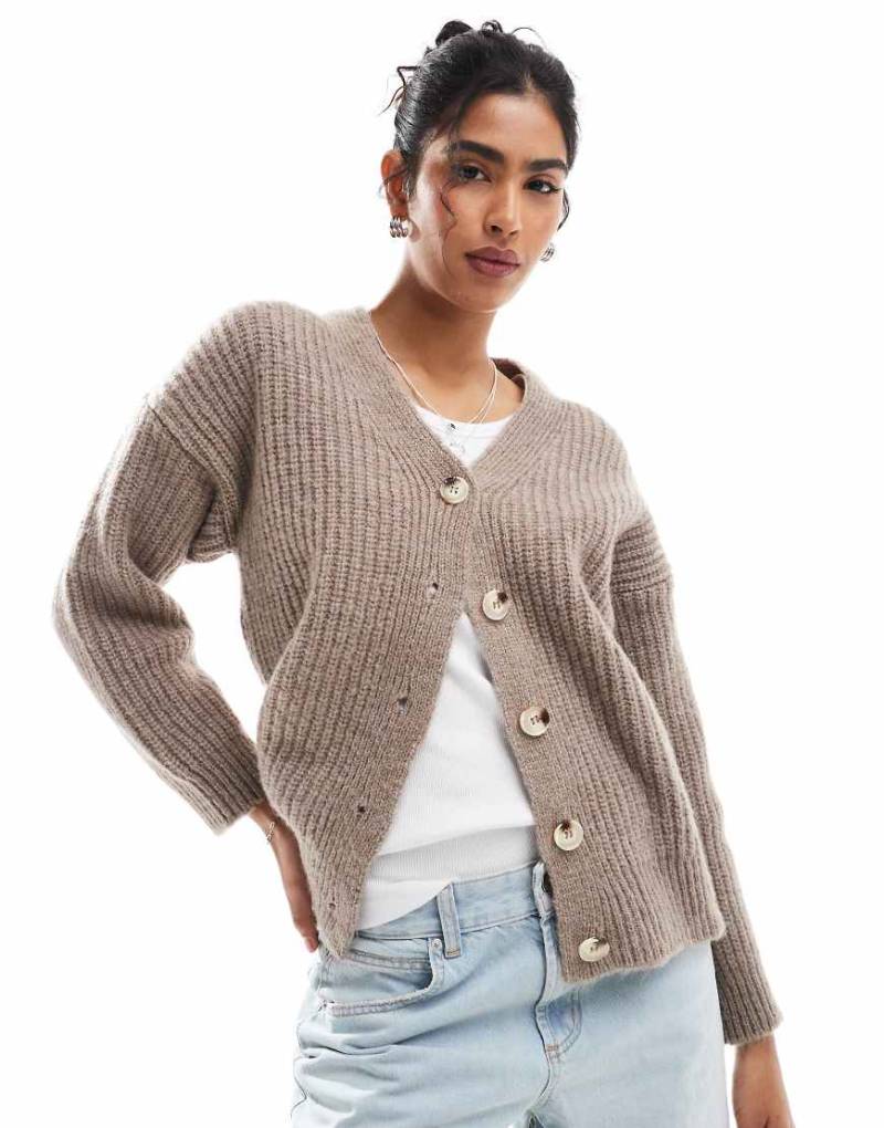 ASOS DESIGN - Dicke Oversize-Strickjacke in Taupe-Neutral von ASOS DESIGN