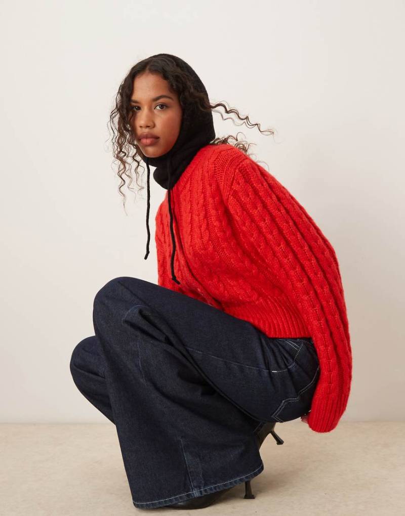 ASOS DESIGN - Dicke Strickjacke in Rot mit Rundhalsausschnitt und Zopfmuster von ASOS DESIGN