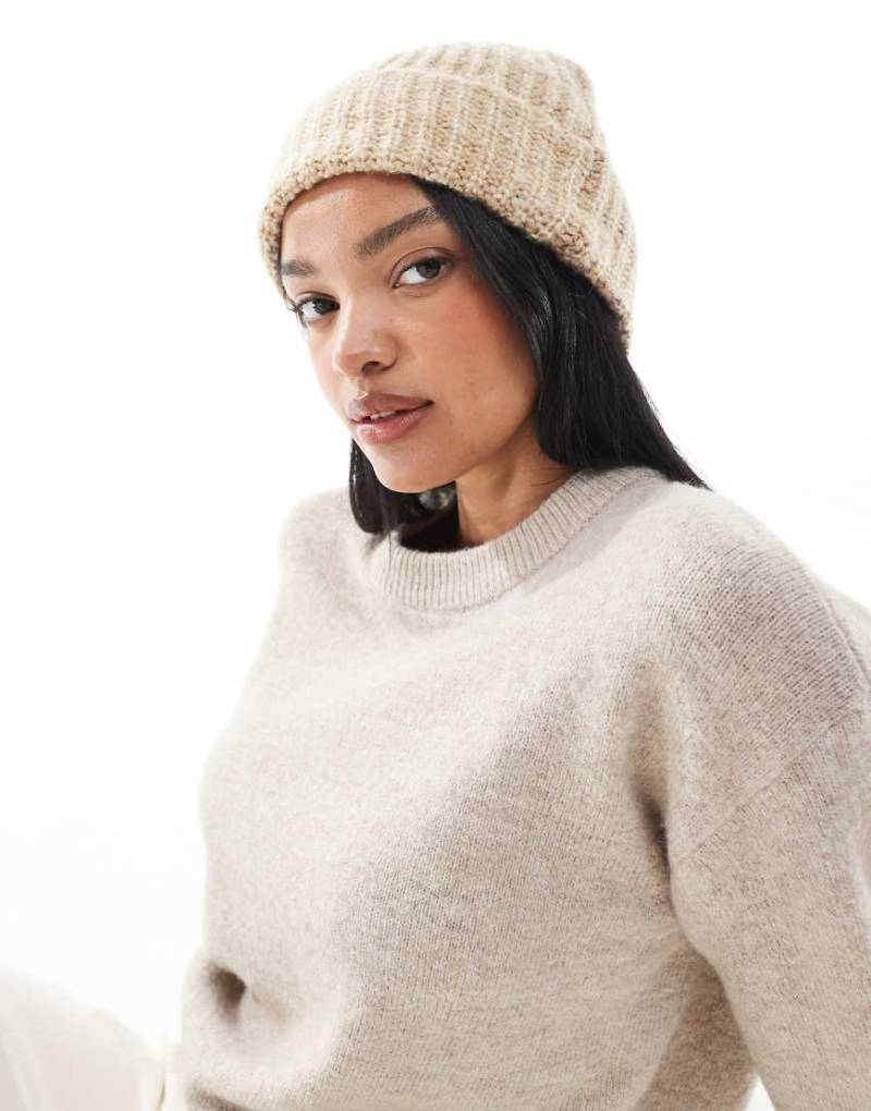 ASOS DESIGN - Dicke Strickmütze in Hellbeige-Neutral von ASOS DESIGN