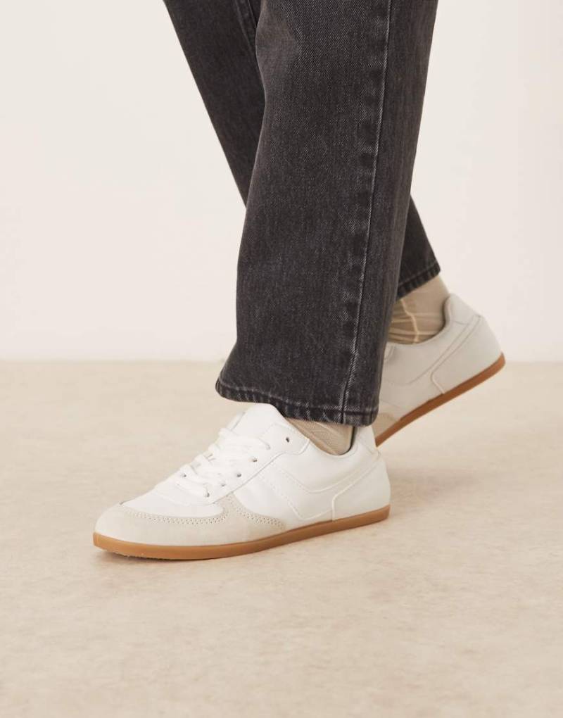 ASOS DESIGN - Diligent - Schmale Wildleder-Sneaker zum Schnüren in Weiß von ASOS DESIGN