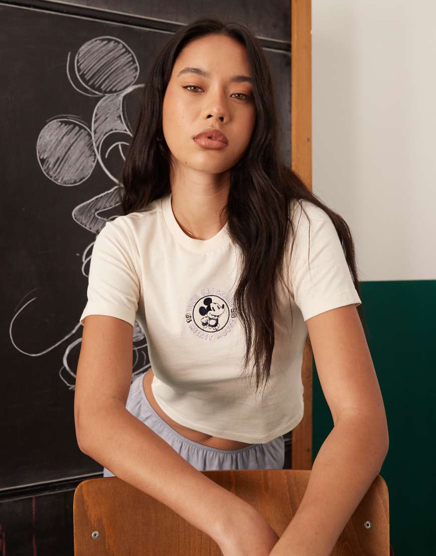 ASOS DESIGN - Disney - Cropped T-Shirt in Beige mit „Mickey Mouse"-Print-Neutral von ASOS DESIGN