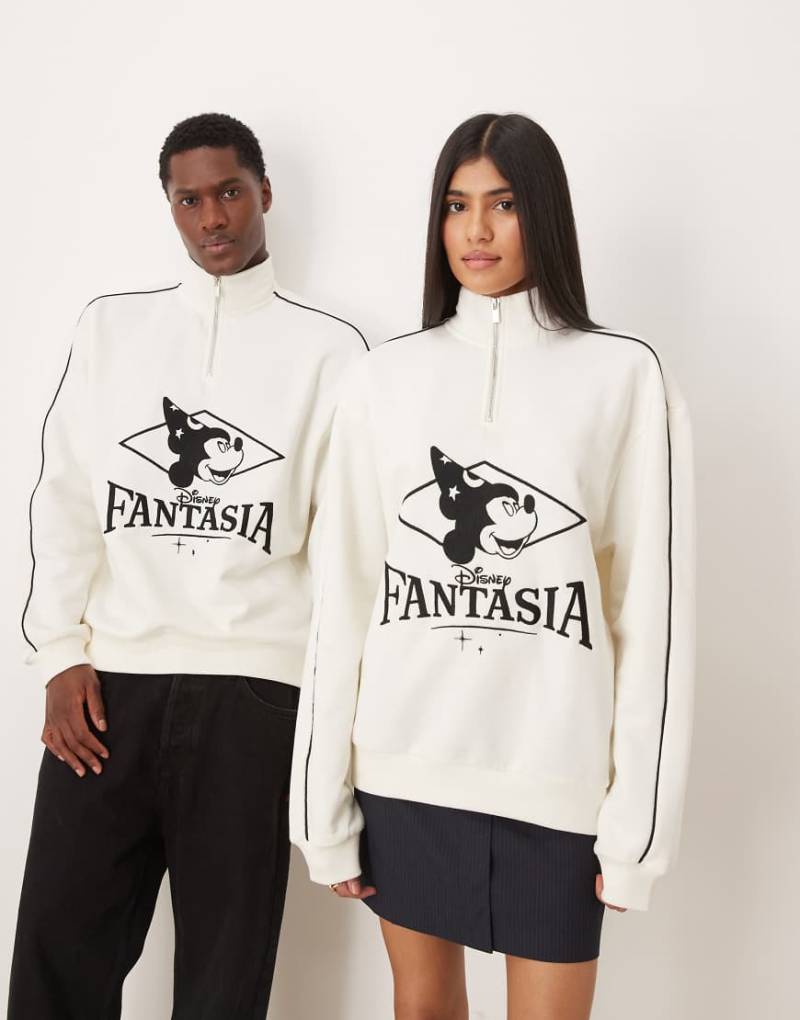 ASOS DESIGN - Disney Fantasia - Lässiger Pullover in Weiß mit 1/4-Reißverschluss und Mickey-Mouse-Stickerei-Blau von ASOS DESIGN