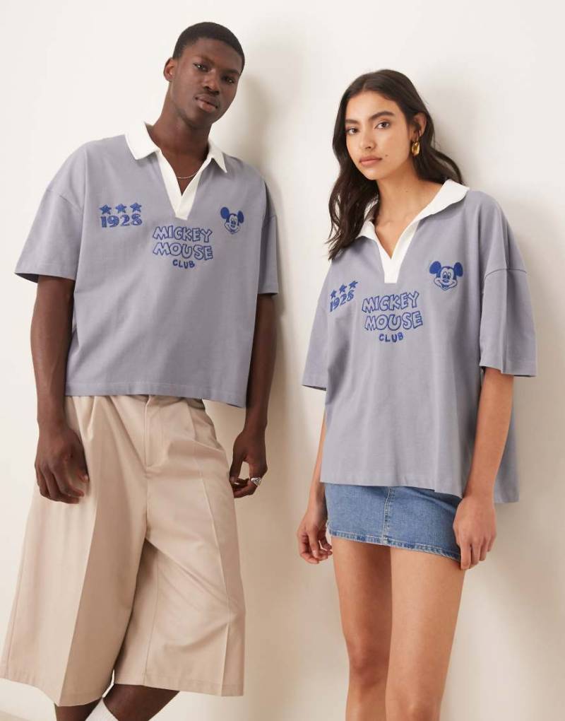 ASOS DESIGN - Disney - Kastiges Polo-T-Shirt in Blau mit Oversize-Schnitt, überschnittenen Schultern und „Mickey Mouse"-Sport-Prints im Unisex-Stil von ASOS DESIGN
