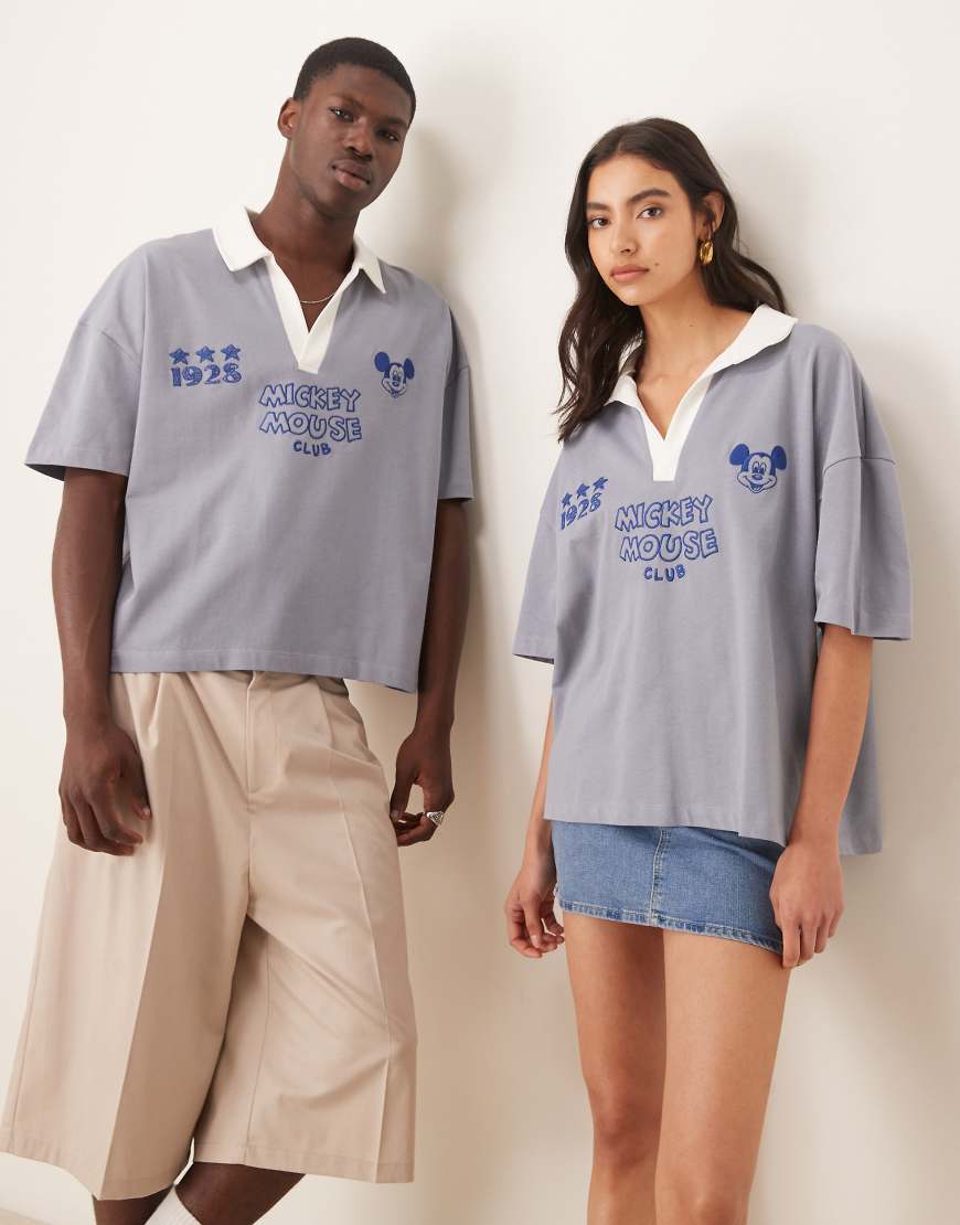 ASOS DESIGN - Disney - Kastiges Polo-T-Shirt in Blau mit Oversize-Schnitt, überschnittenen Schultern und „Mickey Mouse"-Sport-Prints im Unisex-Stil ASOS DESIGN - Disney - Kastiges Polo-T-Shirt in Blau mit Oversize-Schnitt, überschnittenen Schultern und „Mickey Mouse"-Sport-Prints im Unisex-Stil von ASOS DESIGN