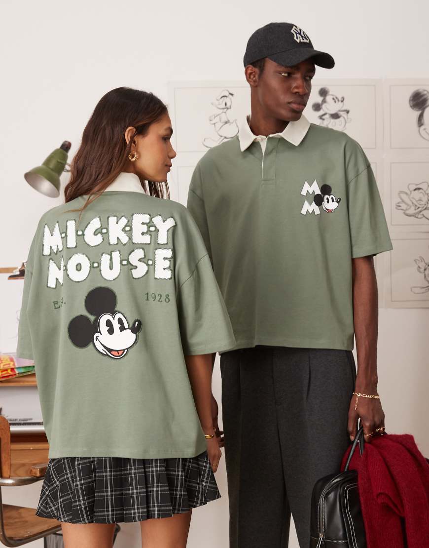 ASOS DESIGN - Disney - Kastiges Unisex-Polo-T-Shirt in Grün mit Oversize-Schnitt, überschnittenen Schultern und „Mickey Mouse"-Prints ASOS DESIGN - Disney - Kastiges Unisex-Polo-T-Shirt in Grün mit Oversize-Schnitt, überschnittenen Schultern und „Mickey Mouse"-Prints von ASOS DESIGN