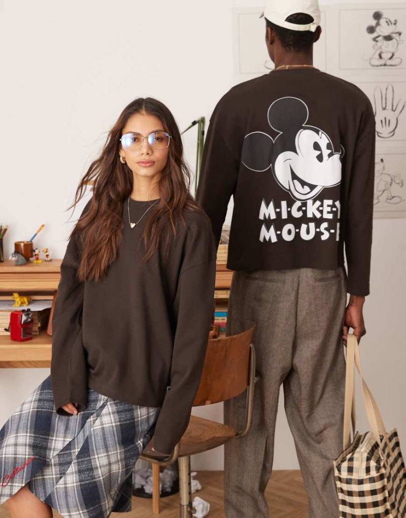 ASOS DESIGN - Disney - Langärmliges, schweres Unisex-T-Shirt in Dunkelbraun mit kastigem Oversize-Schnitt und „Mickey Mouse"-Prints von ASOS DESIGN