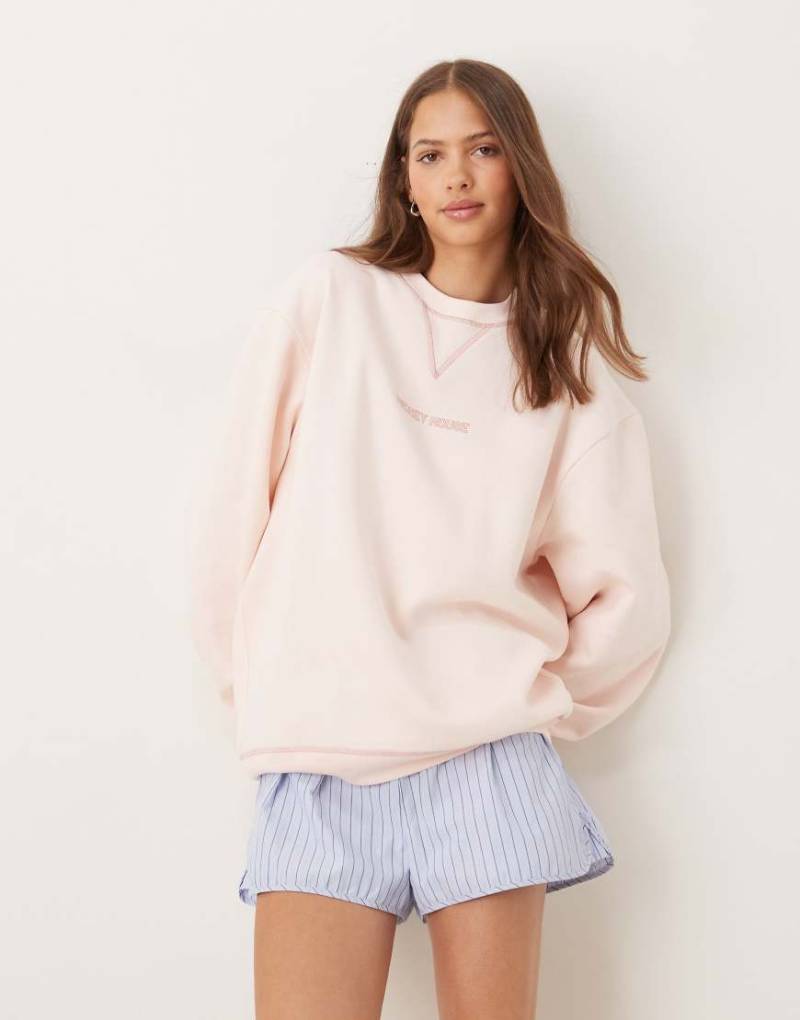 ASOS DESIGN - Disney - Oversize-Sweatshirt in Babyrosa mit „Mickey Mouse"-Aufdruck von ASOS DESIGN