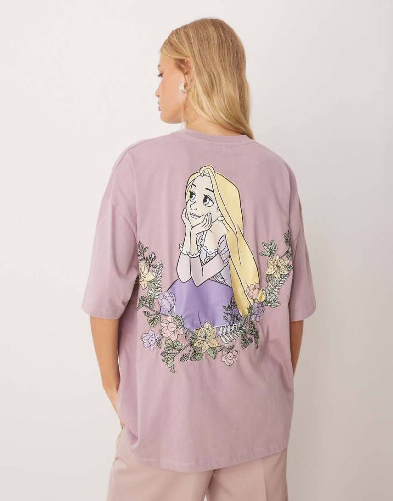 ASOS DESIGN - Disney - Oversize-T-Shirt in Rosa mit „Rapunzel - Neu verföhnt"-Prints von ASOS DESIGN