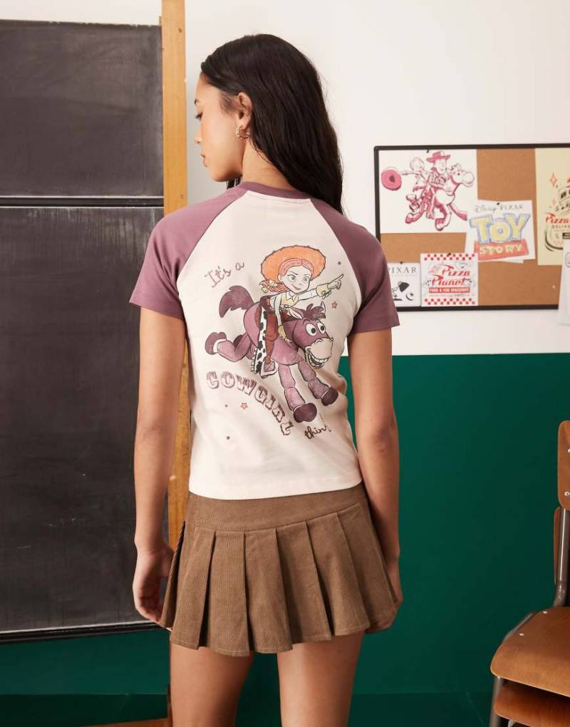 ASOS DESIGN - Disney Pixar - Cropped T-Shirt in Babyrosa mit gesticktem „Toy Story-Jessie"-Print von ASOS DESIGN
