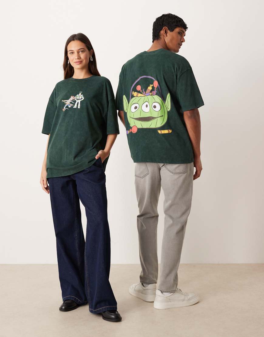 ASOS DESIGN - Disney Pixar Halloween - Unisex-T-Shirt in verwaschenem Dunkelgrün mit „Toy Story"-Prints und Oversize-Passform von ASOS DESIGN