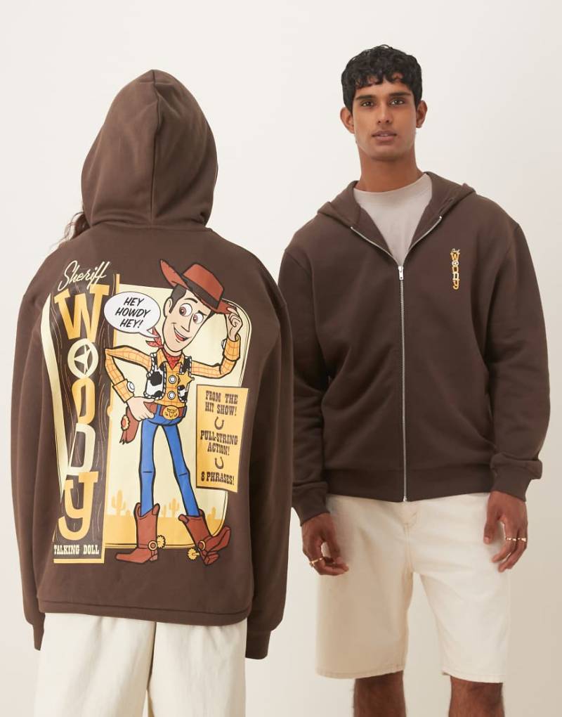 ASOS DESIGN - Disney Pixar - Locker geschnittene Kapuzenjacke in Braun mit „Woody Toy Story"-Print und durchgehendem Reißverschluss von ASOS DESIGN