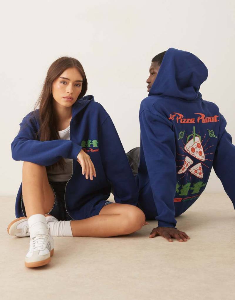 ASOS DESIGN - Disney Pixar - Locker geschnittener Oversize-Kapuzenpullover in Marineblau mit „Pizza Planet"-Print von ASOS DESIGN