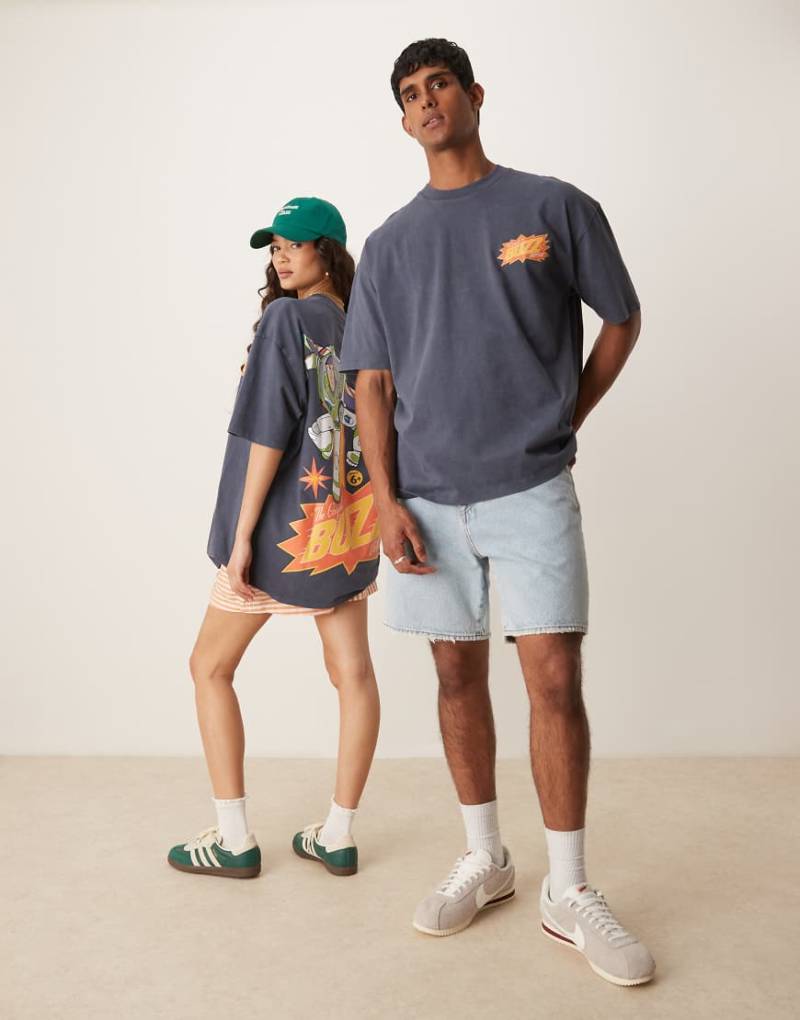 ASOS DESIGN - Disney Pixar - Unisex-T-Shirt in Blau mit „Buzz Lightyear"-Toy Story-Prints im Oversize-Schnitt von ASOS DESIGN