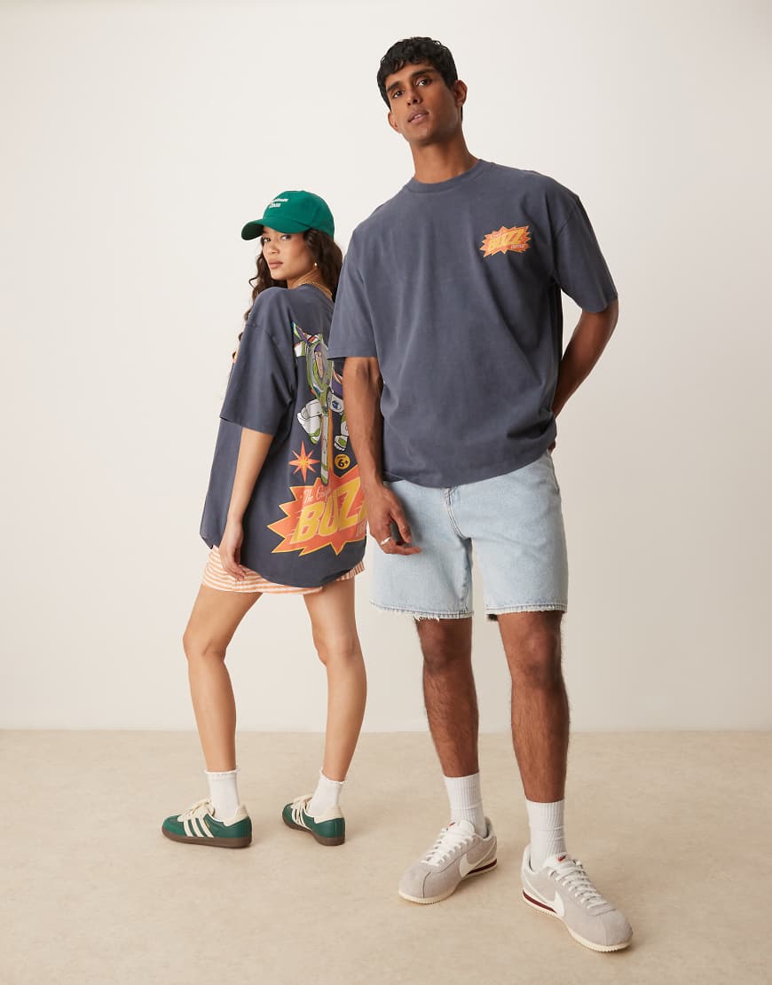ASOS DESIGN - Disney Pixar - Unisex-T-Shirt in Blau mit „Buzz Lightyear"-Toy Story-Prints im Oversize-Schnitt ASOS DESIGN - Disney Pixar - Unisex-T-Shirt in Blau mit „Buzz Lightyear"-Toy Story-Prints im Oversize-Schnitt von ASOS DESIGN