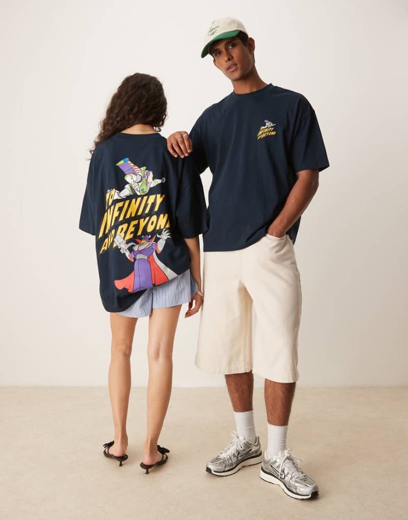 ASOS DESIGN - Disney Pixar - Unisex-T-Shirt in Marineblau mit „Buzz Lightyear"-Toy Story-Prints im Oversize-Schnitt von ASOS DESIGN