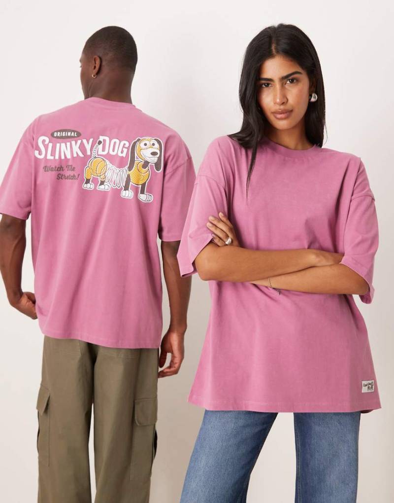 ASOS DESIGN - Disney Pixar - Oversize-T-Shirt in Rosa mit Slinky-Print von ASOS DESIGN