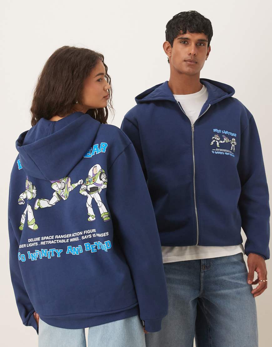 ASOS DESIGN - Disney Pixar - Relaxed-Fit-Kapuzenpullover in Marineblau mit „Buzz Lightyear"-Toy-Story-Prints von ASOS DESIGN