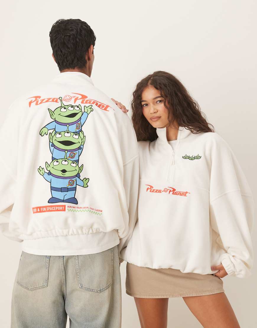 ASOS DESIGN - Disney Pixar - Unisex-Oberteil aus Fleece in Ecru mit Toy-Story-Prints und Oversize-Passform-Neutral ASOS DESIGN - Disney Pixar - Unisex-Oberteil aus Fleece in Ecru mit Toy-Story-Prints und Oversize-Passform-Neutral von ASOS DESIGN