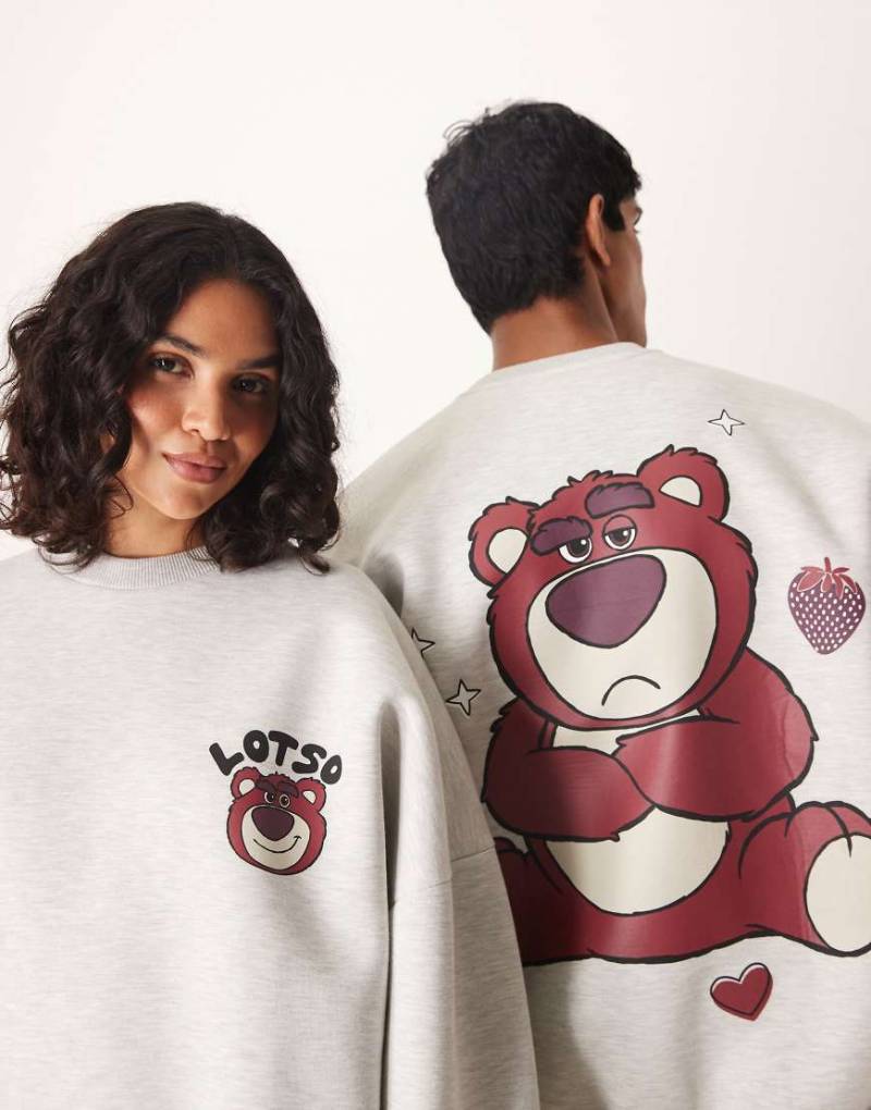 ASOS DESIGN - Disney Pixar - Unisex-Sweatshirt aus Material in Neoprenoptik in Grau mit Super-Oversize-Schnitt und „Lotso"-Print-Weiß von ASOS DESIGN