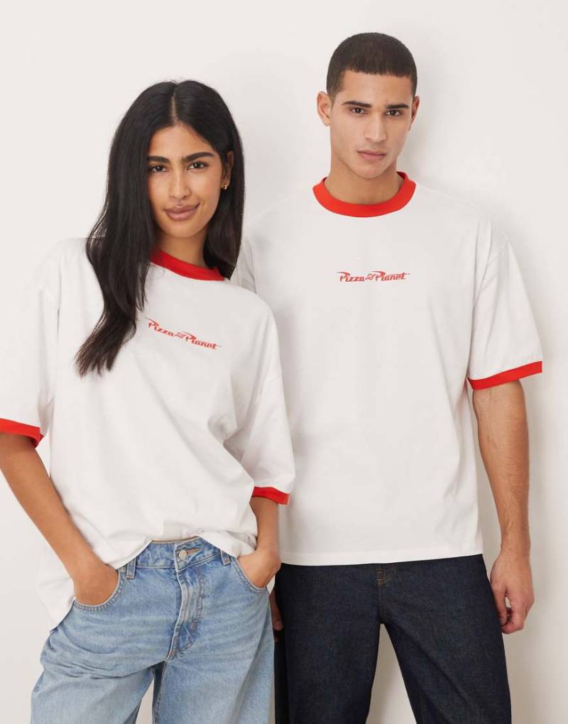 ASOS DESIGN - Disney Pixar - Unisex-T-Shirt in Weiß mit „Toy Story Pizza Planet"-Print und Oversize-Schnitt von ASOS DESIGN