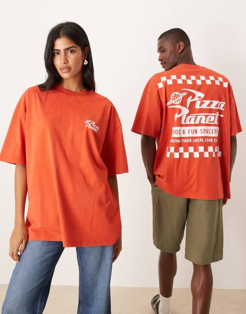 ASOS DESIGN - Disney Pixar - Unisex-T-Shirt in verwaschenem Rot mit Oversize-Schnitt und „Toy Story Pizza Planet"-Prints von ASOS DESIGN