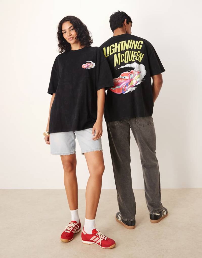 ASOS DESIGN - Disney Pixar - Unisex-T-Shirt in verwaschenem Schwarz mit Oversize-Schnitt und „Lightning McQueen Cars"-Print von ASOS DESIGN