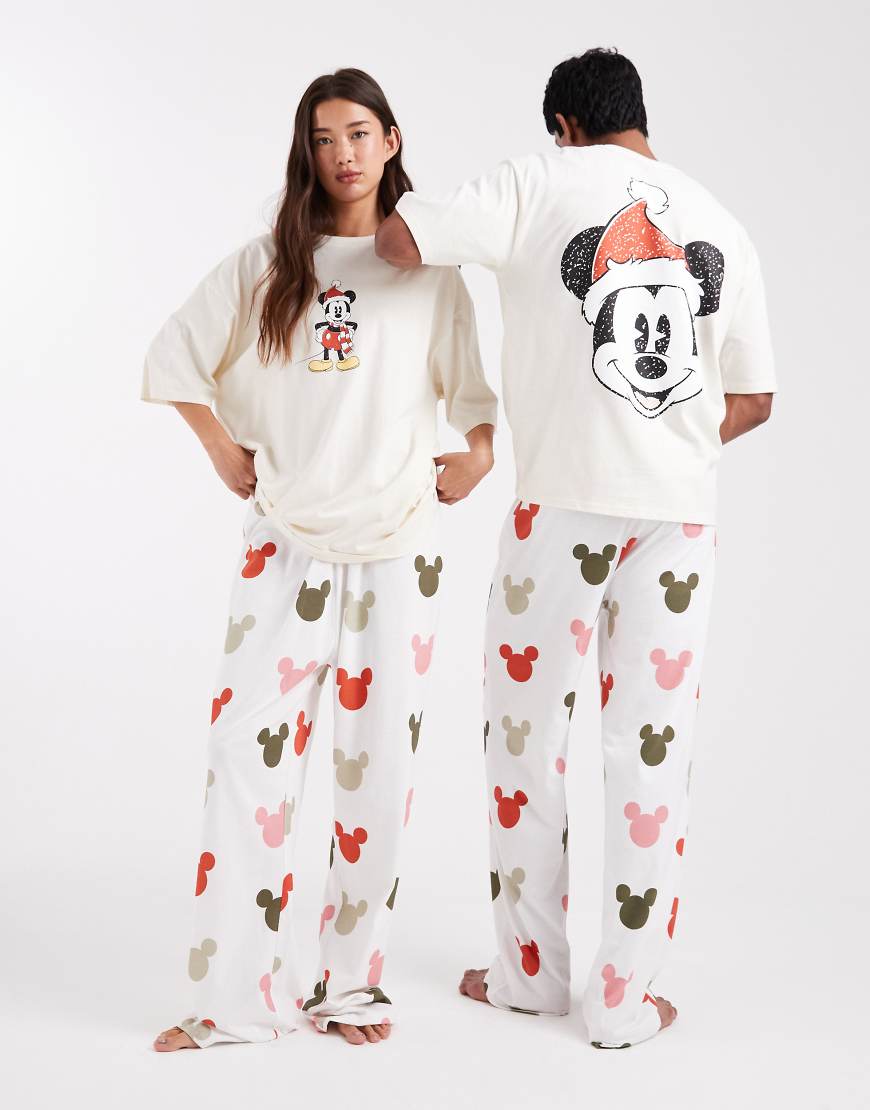 ASOS DESIGN - Disney - Pyjama-Set in Cremeweiß mit weihnachtlichem Micky-Maus-Print von ASOS DESIGN